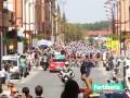 Marcha ciclista en la ciudad, con participantes y espectadores. Ruta 123, Feria de las Flores.