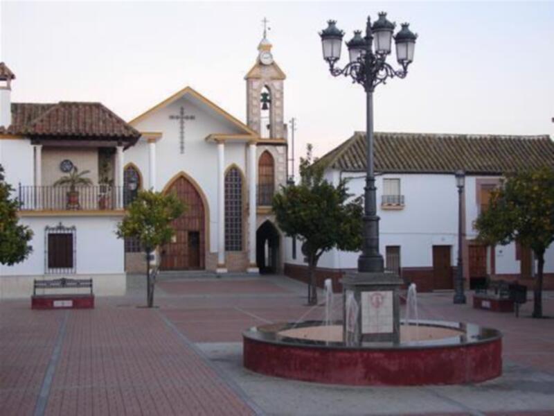 Iglesia de San Juan Bautista en la Plaza de la Constitución, Alhama de Granada, España.