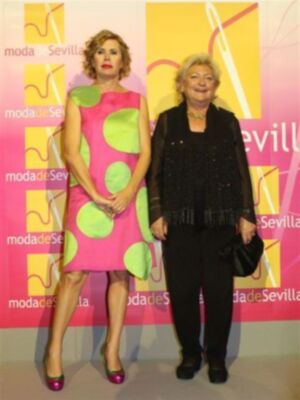 Agatha Ruiz de la Prada recibe en Sevilla un premio por su dedicación a la moda