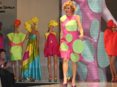 Agatha Ruiz de la Prada recibe en Sevilla un premio por su dedicación a la moda