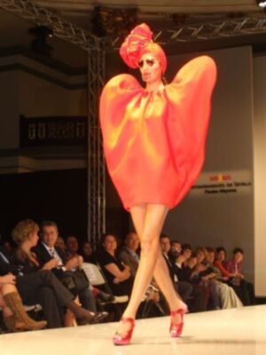 Agatha Ruiz de la Prada recibe en Sevilla un premio por su dedicación a la moda