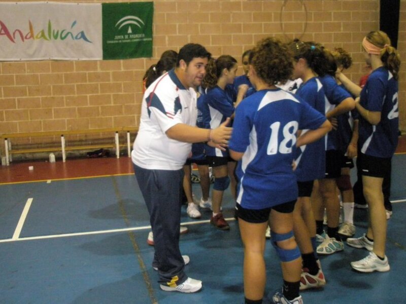 Equipo femenino de balonmano en un entrenamiento en el pabellón municipal de Andalucía.