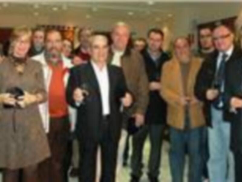 Una reunión formal entre un grupo de personas en un entorno profesional, posiblemente una conferencia o reunión de negocios.