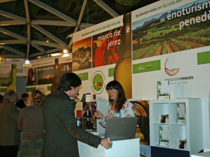 Exposición de turismo en la ruta del vino de Jerez y enoturismo en Penedès.