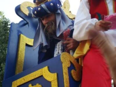 Los Reyes Magos reparten ilusión por las calles de Triana
