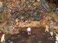 Representación de la natividad con figuras en una cueva y animales.