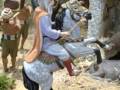 Escena de una escultura en miniatura que muestra a un personaje montando un caballo, con otros personajes alrededor.