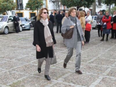 Rafael Medina con su mujer y su hermano Luis asisten a la misa funeral por su tío Luis en el palacio de Pilatos de Sevilla