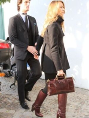 Rafael Medina con su mujer y su hermano Luis asisten a la misa funeral por su tío Luis en el palacio de Pilatos de Sevilla