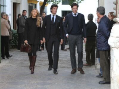 Rafael Medina con su mujer y su hermano Luis asisten a la misa funeral por su tío Luis en el palacio de Pilatos de Sevilla