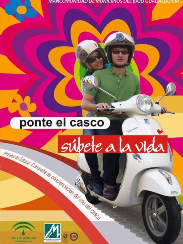 Cartel promocional sobre la importancia del uso de cascos al volante, con una pareja en scooter y un fondo vibrante.