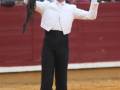 Un torero en acción durante una corrida de toros en una plaza de toros.