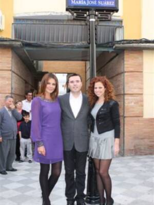 María José Suárez homenajeada por su pueblo natal acompañada de toda su familia