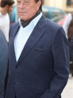 Curro Romero, primera salida pública tras salir del hospital para hacerse hermano del cachorro junto a Carmen Tello y Cayetana de Alba