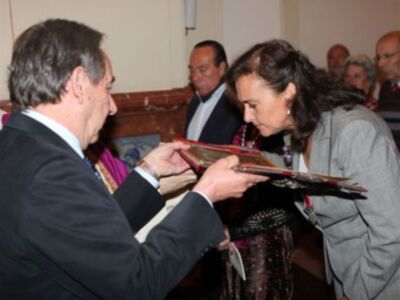 Curro Romero, primera salida pública tras salir del hospital para hacerse hermano del cachorro junto a Carmen Tello y Cayetana de Alba