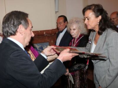 Curro Romero, primera salida pública tras salir del hospital para hacerse hermano del cachorro junto a Carmen Tello y Cayetana de Alba