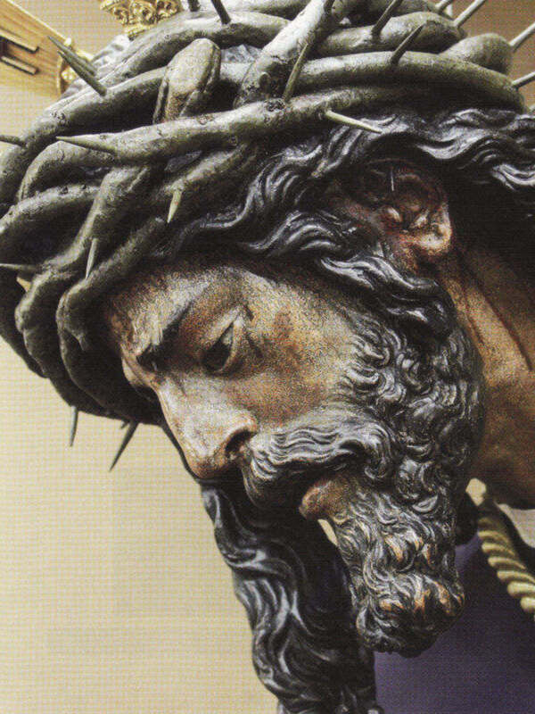 Escultura de un rostro masculino con una corona de espinas, detalles finos y expresión serena.