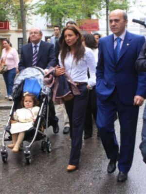 José María del Nido y Laura Marcos disfrutaron de la semana santa sevillana junto a sus hijos menores  
