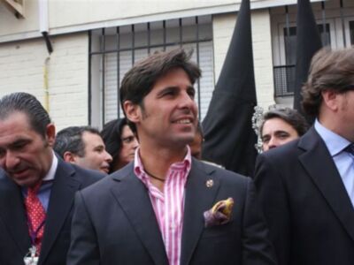 Fran Rivera comienza a vivir la semana santa de Sevilla con su escudo de cofrade en la solapa 