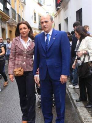 José María del Nido y Laura Marcos disfrutaron de la semana santa sevillana junto a sus hijos menores