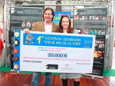 El festival solidario entrega a la ONG tierra de hombres un talón con un importe de 10.000 euros