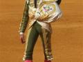 Un torero en su traje tradicional, posando con orgullo en la arena de una corrida.