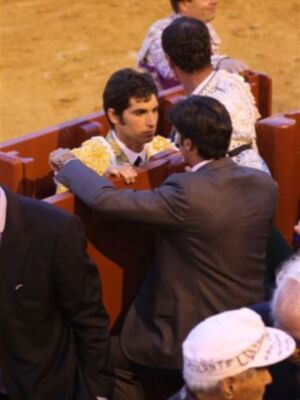 El abrazo de Fran Rivera y Cayetano en la maestranza