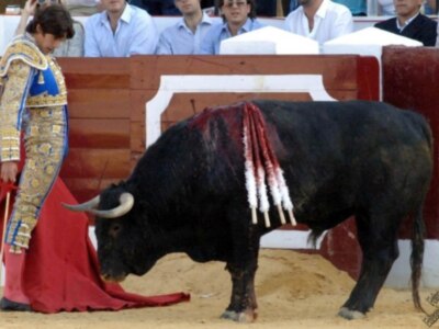 Los tres toreros a hombros en la segunda de Osuna
