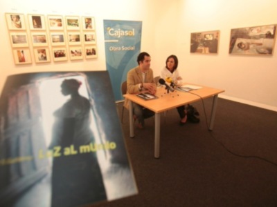 Cajasol acoge Luz al mundo, una mirada a las vivencias familiares durante el periodo de gestación, en cinco puntos del planeta