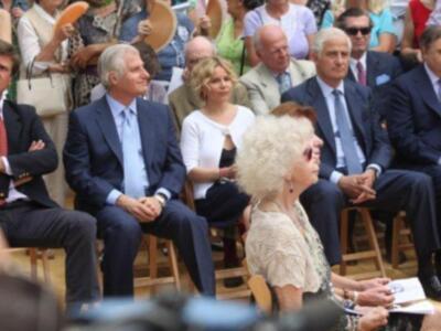 La duquesa de Alba inaugura su estatua en Sevilla rodeada de todos sus hijos menos Jacobo