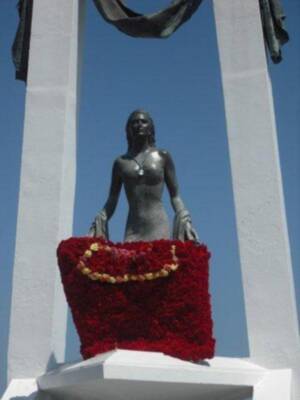 Amador Mohedano llevo flores para Rocío Jurado en el V aniversario de su fallecimiento