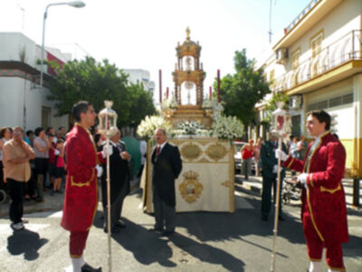 Solemne Procesión Eucarística, por las calles de la barriada Sevillana del Cerro del Águila&#8207;