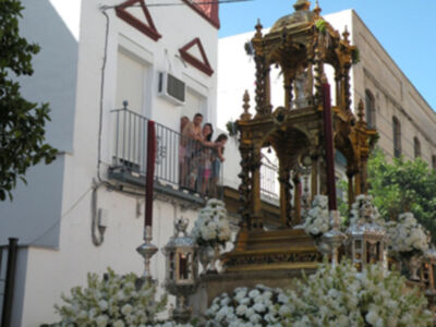 Solemne Procesión Eucarística, por las calles de la barriada Sevillana del Cerro del Águila‏