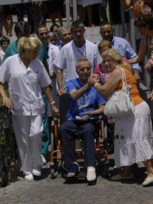 Ortega Cano dado de alta mucho más delgado, pelo corto canoso, agradecido y con un rosario 