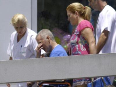 Ortega Cano dado de alta mucho más delgado, pelo corto canoso, agradecido y con un rosario 