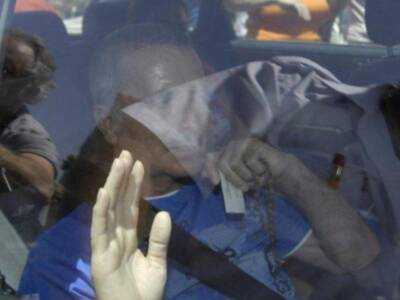 Ortega Cano dado de alta mucho más delgado, pelo corto canoso, agradecido y con un rosario 