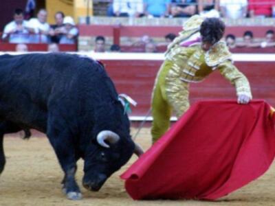 Susto y voltereta de José Tomás que sufrió una cogida en Huelva sin consecuencias