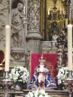 Sevilla se rinde a sus pies. (Reina de los Reyes)