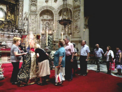 Sevilla se rinde a sus pies. (Reina de los Reyes)