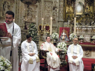 Sevilla se rinde a sus pies. (Reina de los Reyes)