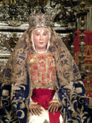 Sevilla se rinde a sus pies. (Reina de los Reyes)