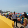 El delegado de Playas reparte ceniceros ecológicos en la Playa de Regla para concienciar a los usuarios 