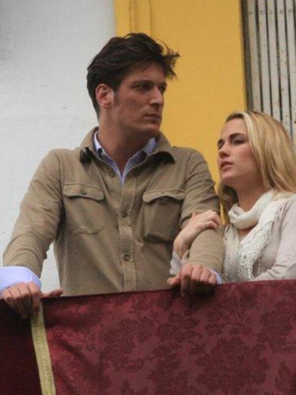 Amor y desesperación en una escena de drama televisivo.