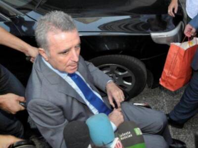 Ortega Cano reaparecio para declarar ante el juez sereno, vestido de chaqueta y corbata , convaleciente y en silla de ruedas junto a su hijo Jose Fernando
