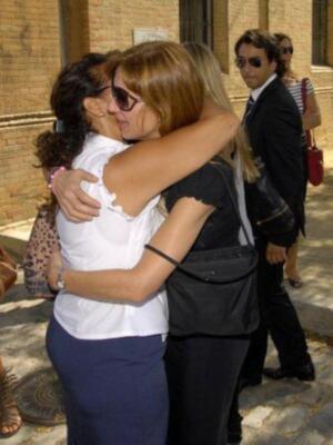 Litri, Carolina Herrera, Curro Romero, Carmen Tello acompañan a Julio Aparicio en el entierro de su madre la bailaora Maleni Loreto en Sevilla