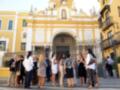 Fachada amarilla de la Catedral de San Pedro, con gente caminando en el frente.