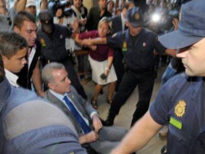 Ortega Cano reaparecio para declarar ante el juez sereno, vestido de chaqueta y corbata , convaleciente y en silla de ruedas junto a su hijo Jose Fernando