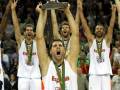 Jugadores celebrando con la Copa de la EuroBasket en 2009.
