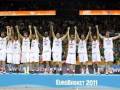 Equipo nacional de baloncesto de Francia celebrando en el EuroBasket 2011.