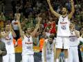 Equipo español celebrando un triunfo en la cancha de baloncesto.